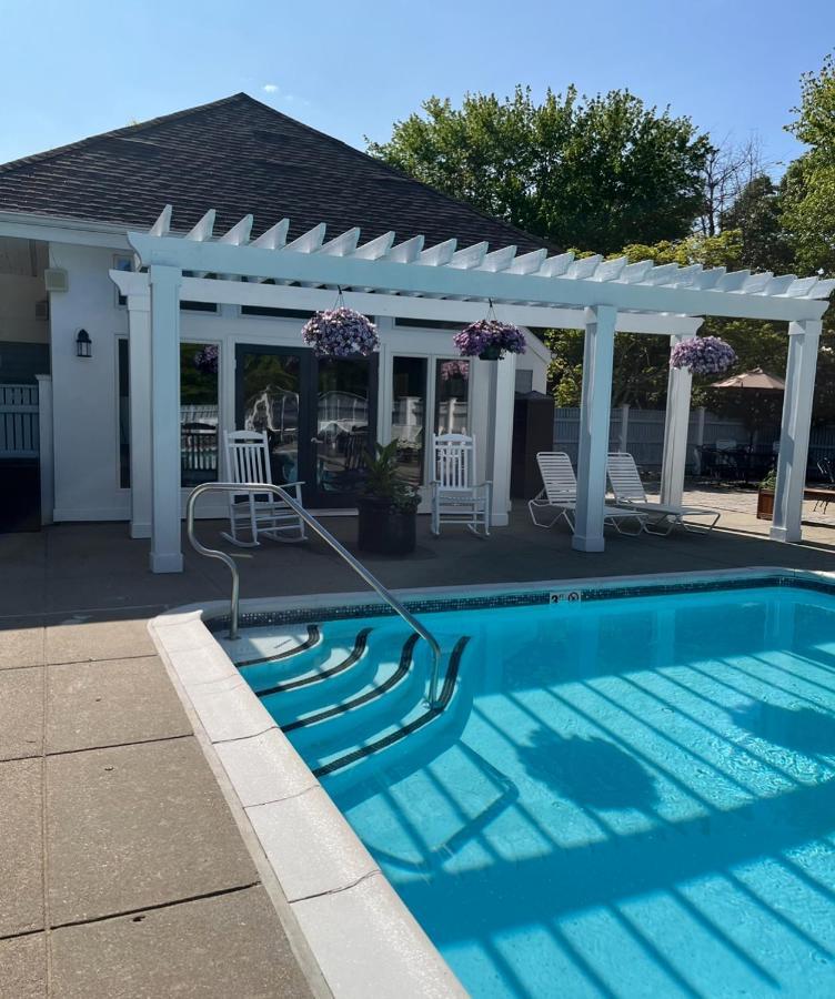 Getaway Villa- 3 Mins To Mohegan- Fully Stocked With Two Full Beds & Fireplace- Jacuzzi, Saltwater Pools, Sauna Norwich Kültér fotó